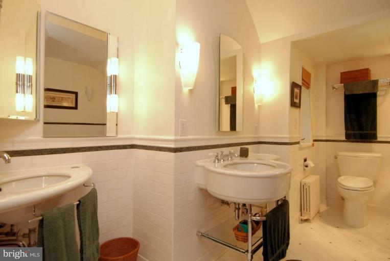 2000 Russell Road Alexandria, VA 22301 - Photo 21 of 30 a bathroom with a sink a toilet and a mirror