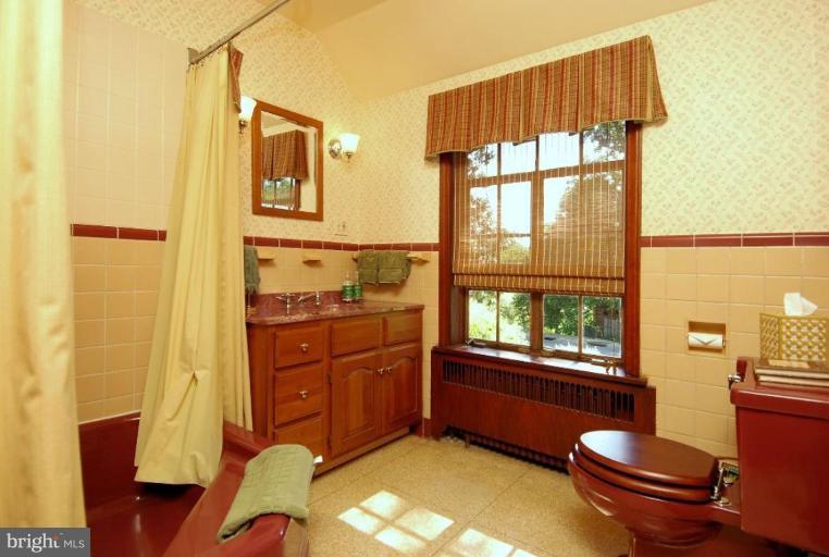 2000 Russell Road Alexandria, VA 22301 - Photo 23 of 30 a bathroom with a toilet sink and mirror