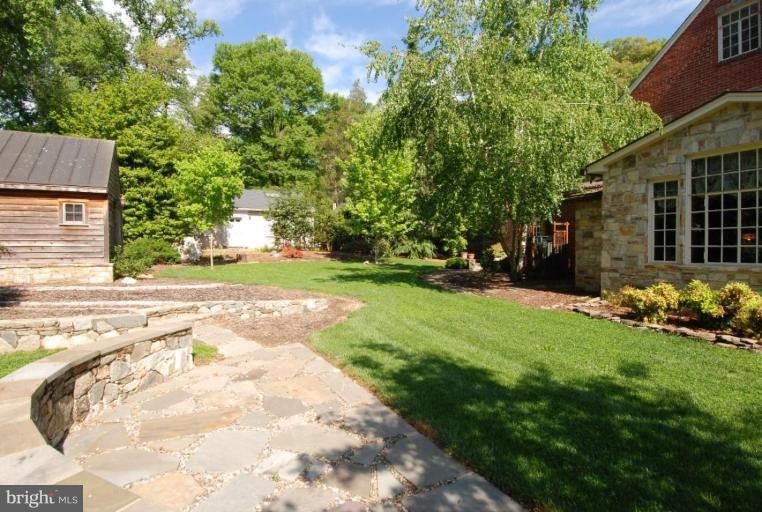 2000 Russell Road Alexandria, VA 22301 - Photo 25 of 30 a view of a backyard with table and chairs and potted plants