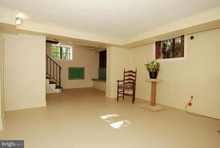 2000 Russell Road Alexandria, VA 22301 - Photo 26 of 30 a view of a livingroom with furniture and a ceiling fan