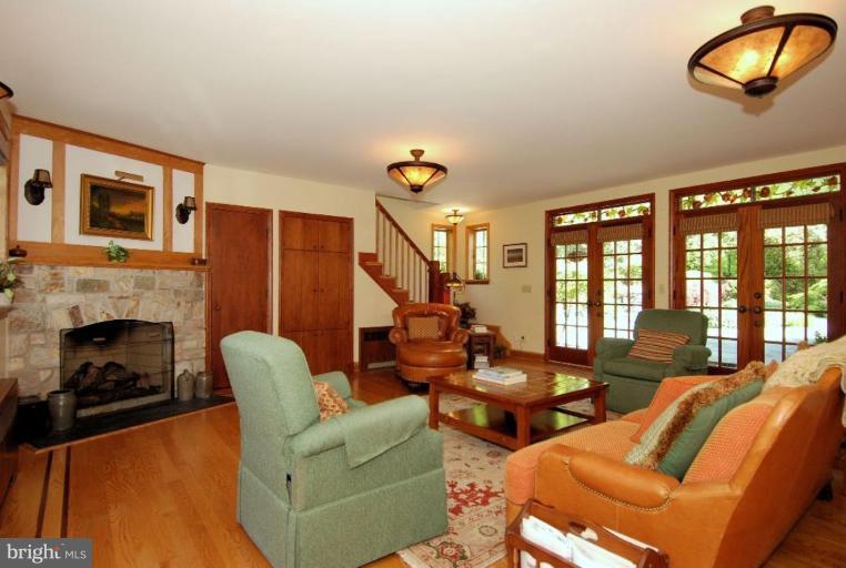 2000 Russell Road Alexandria, VA 22301 - Photo 27 of 30 a living room with furniture fireplace and a large window