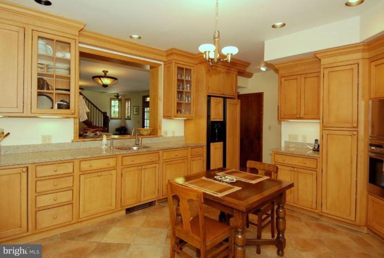 2000 Russell Road Alexandria, VA 22301 - Photo 28 of 30 a kitchen with a table and chairs in it
