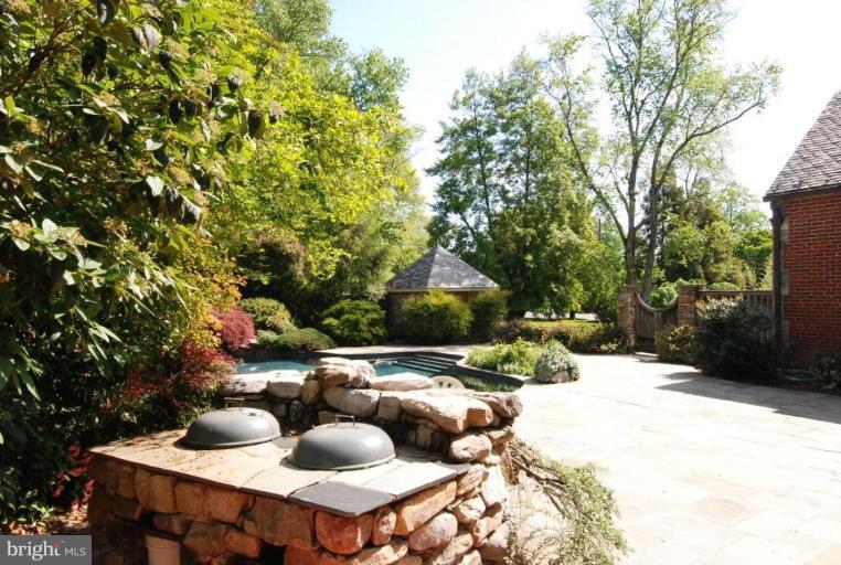 2000 Russell Road Alexandria, VA 22301 - Photo 6 of 30 a view of outdoor space and patio