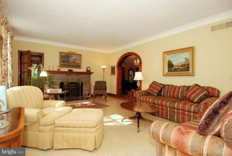 2000 Russell Road Alexandria, VA 22301 - Photo 9 of 30 a living room with furniture a fireplace and a flat screen tv