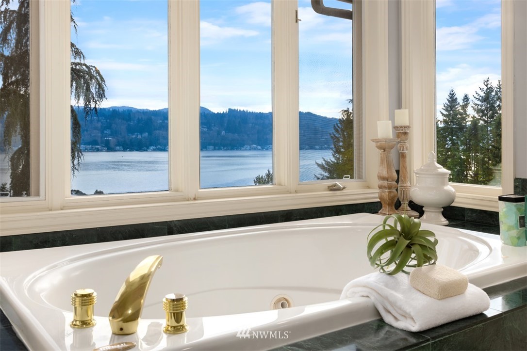 5648 East Mercer Way Mercer Island, WA 98040 - Photo 18 of 26 a bath tub with a window