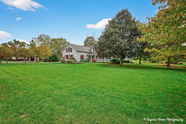 $550,000 | 2215 Crystal Circle, Crystal Lake, IL 60012