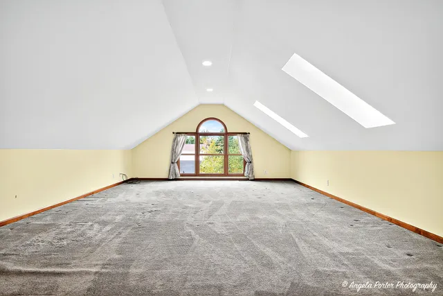 $550,000 | 2215 Crystal Circle, Crystal Lake, IL 60012