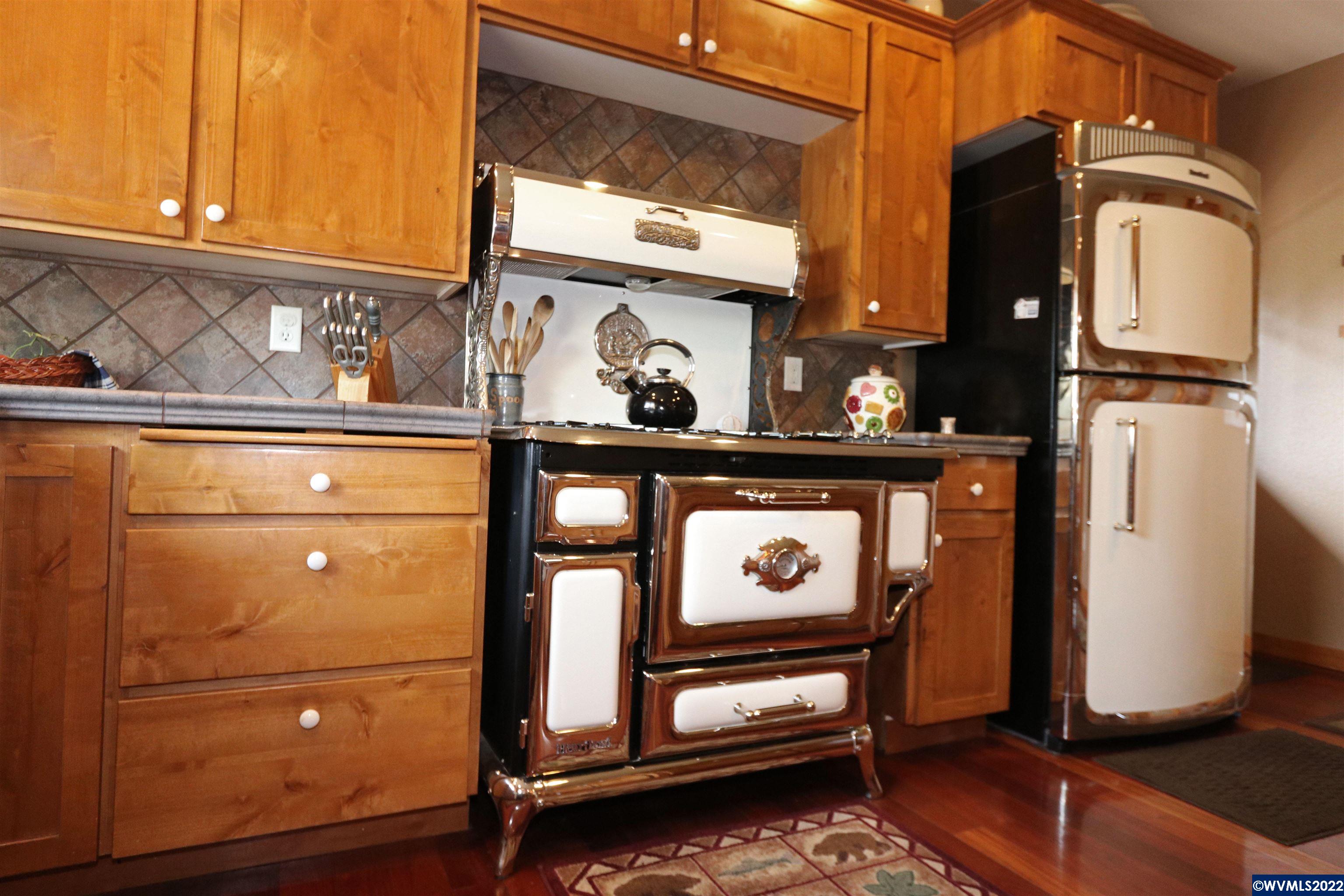 16955 Selden Road Dallas, OR 97338 - Photo 7 of 41 a close view of a dresser