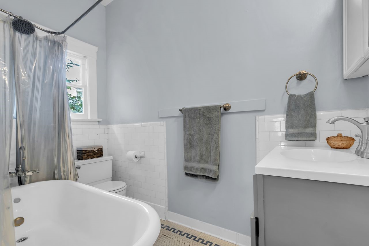 2608 Hopkins Street Houston, TX 77006 - Photo 20 of 42 a bathroom with a tub and sink