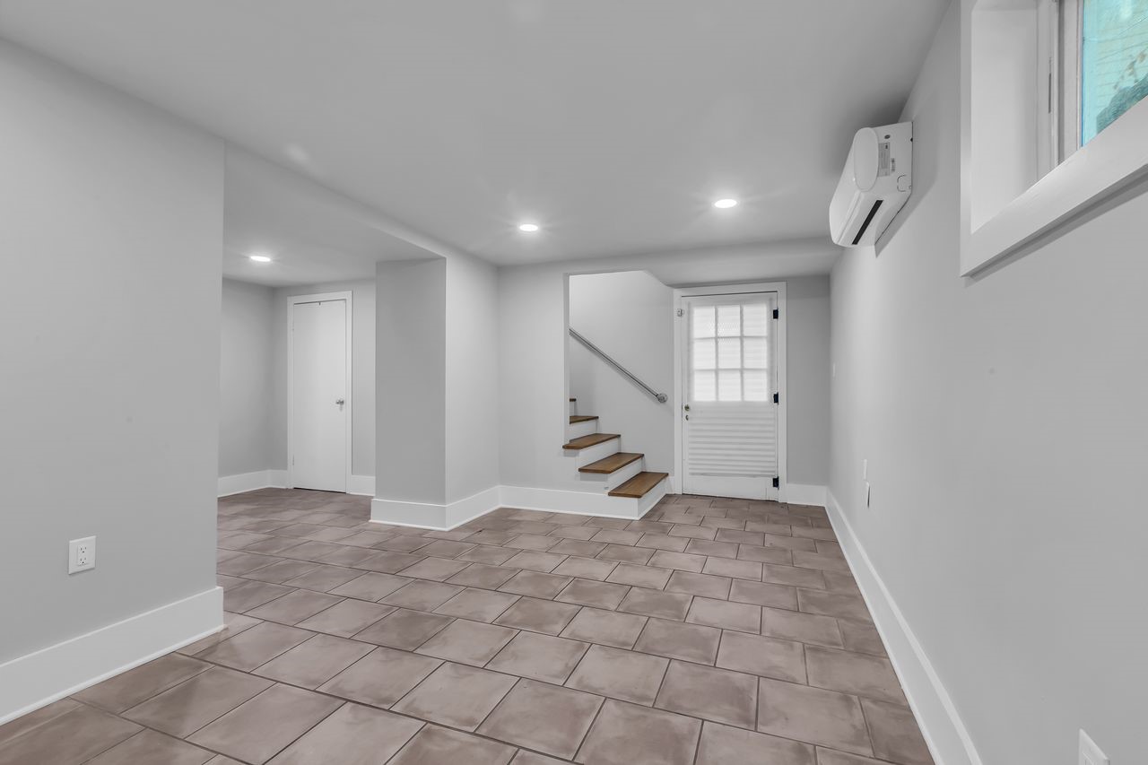 2608 Hopkins Street Houston, TX 77006 - Photo 30 of 42 a view of an empty room