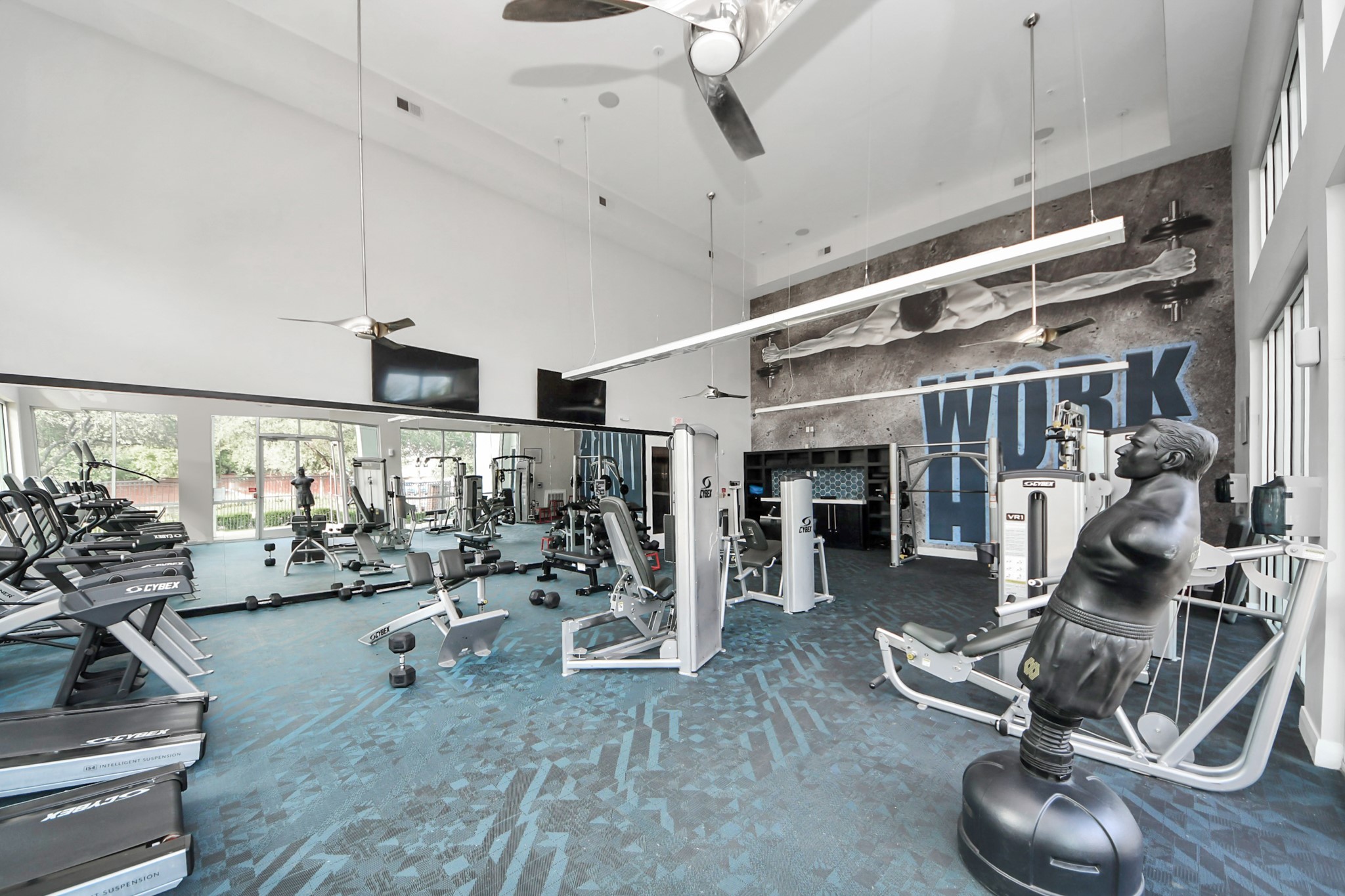 5455 Richmond Avenue, Unit 3046 Houston, TX 77056 - Photo 5 of 50 a view of a room with gym equipment