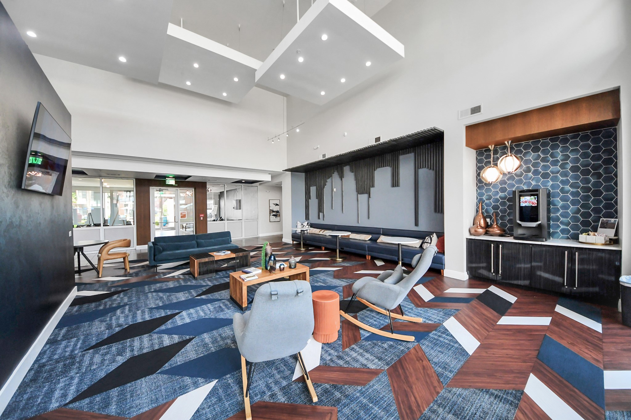 5455 Richmond Avenue, Unit 3046 Houston, TX 77056 - Photo 23 of 50 a living room with fireplace furniture and a flat screen tv