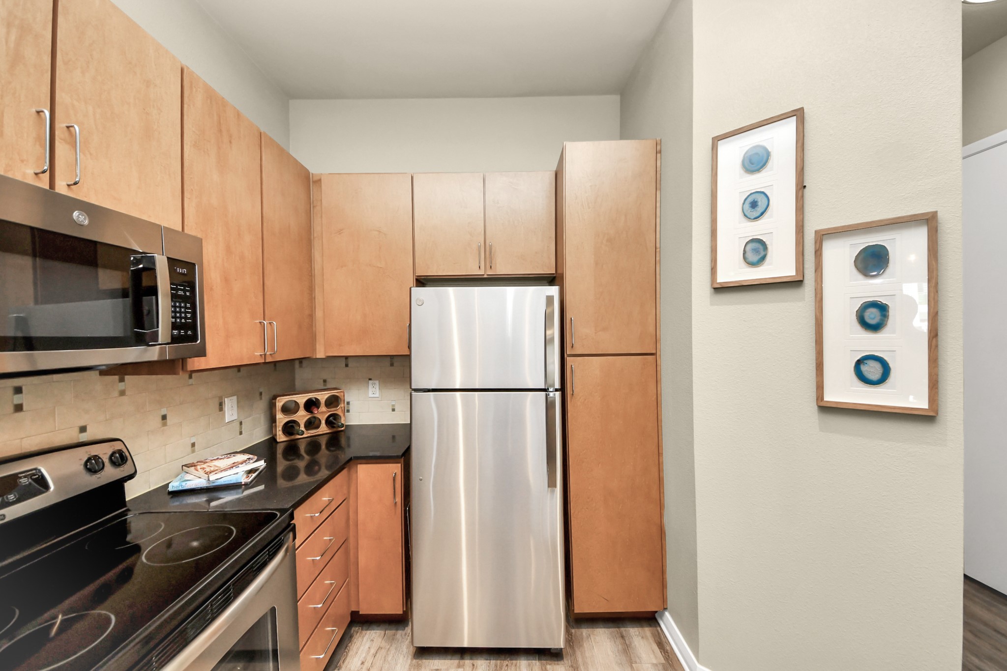 5455 Richmond Avenue, Unit 3046 Houston, TX 77056 - Photo 35 of 50 a kitchen with stainless steel appliances a refrigerator a sink a stove and white cabinets