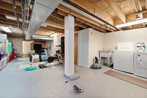 $4,900 | 1923 West Erie Street, Chicago, IL 60622