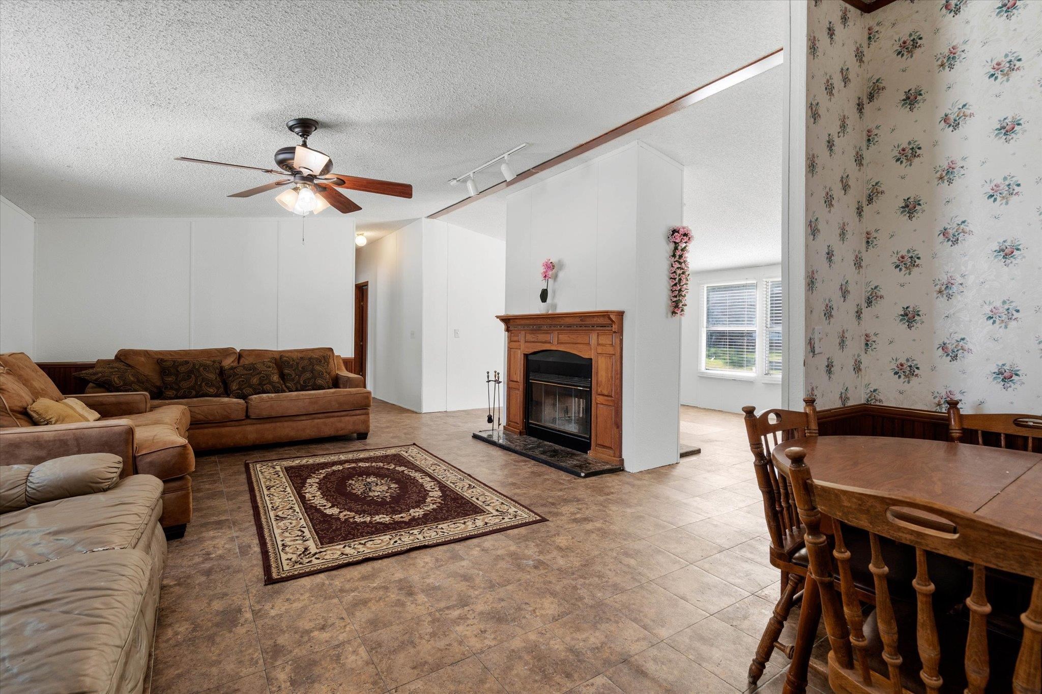20897 Oak Ridge Drive Robertsdale, AL 36567 - Photo 4 of 22 Living Room