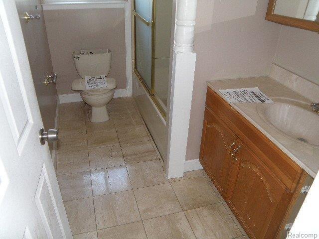 5001 Frazho Road Warren, MI 48091 - Photo 6 of 9 bathroom.JPG