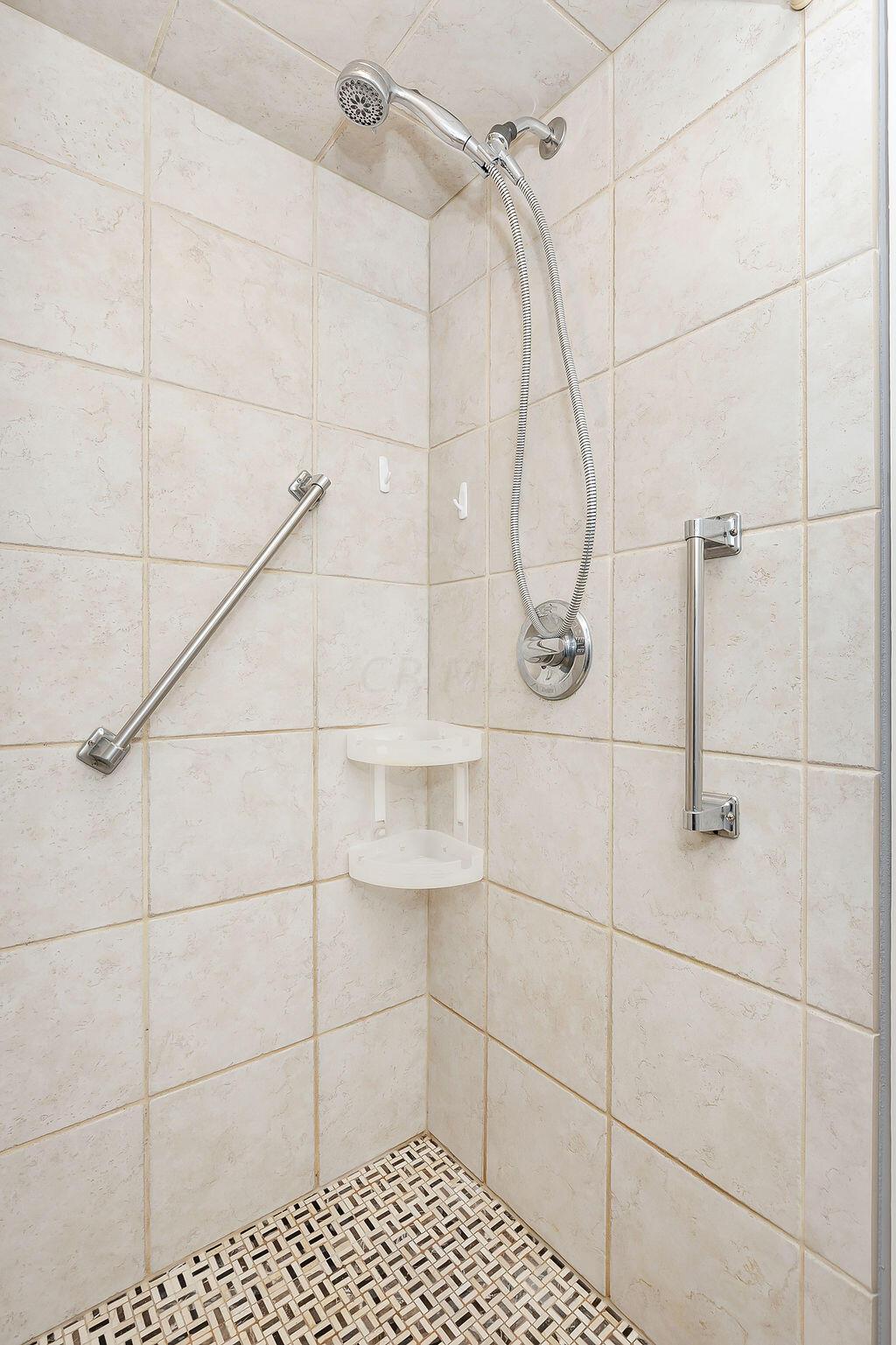 918 Farnham Road Columbus, OH 43220 - Photo 28 of 77 Bathroom