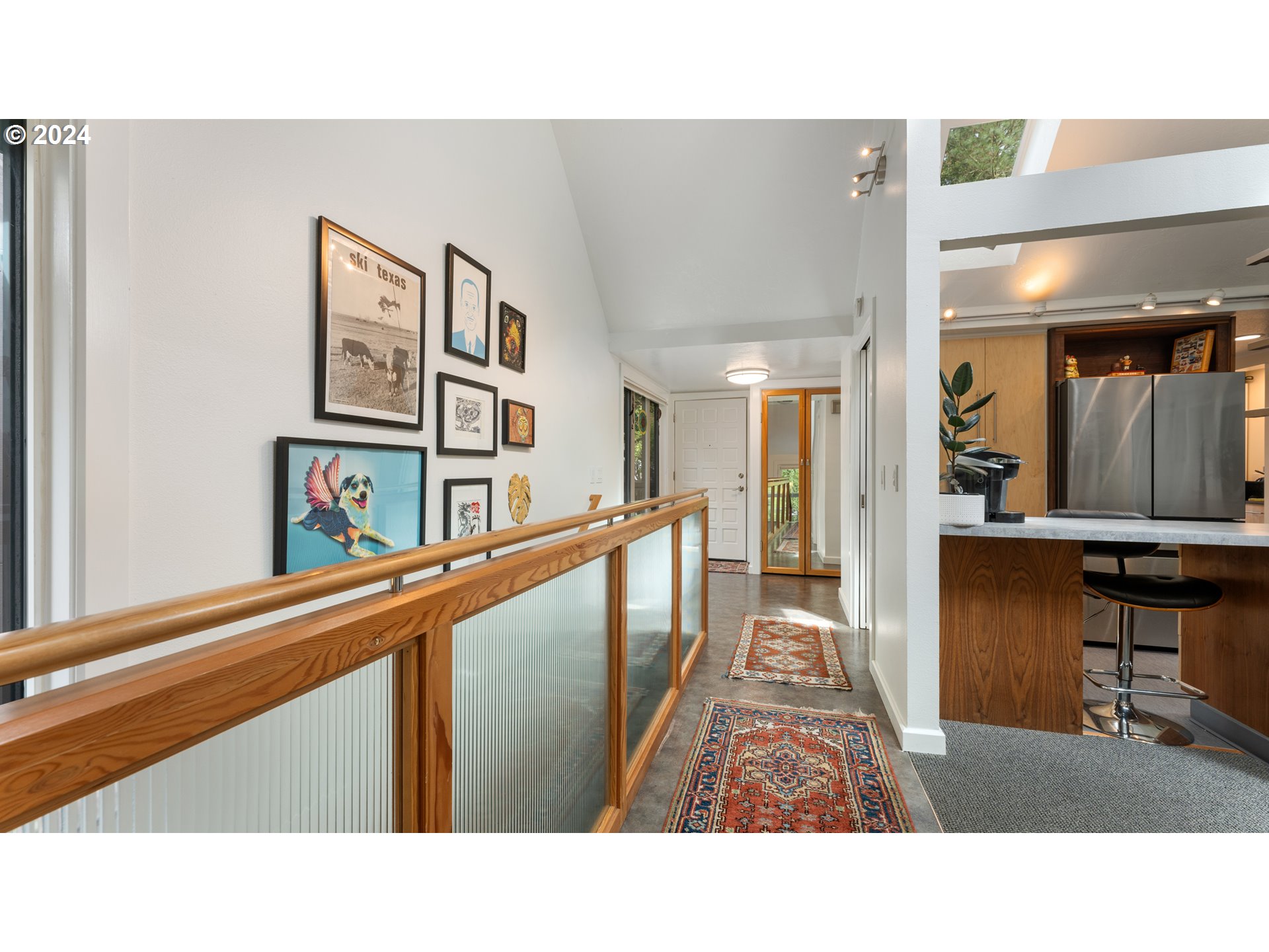 132 Brae Burn Drive Eugene, OR 97405 - Photo 14 of 42 a bathroom with a sink a mirror and a bathtub