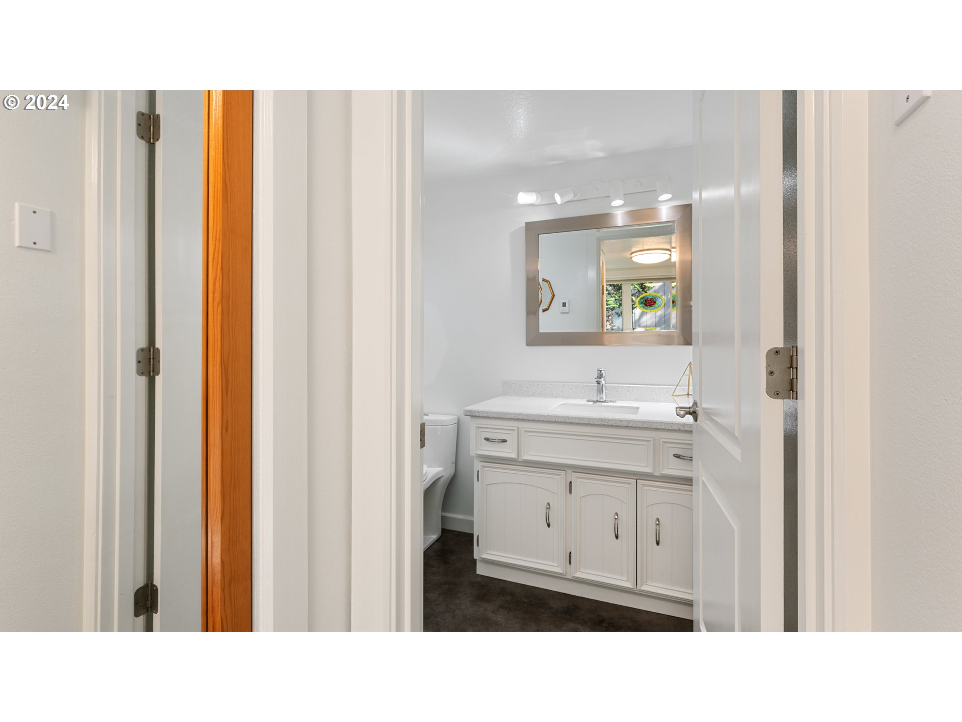 132 Brae Burn Drive Eugene, OR 97405 - Photo 21 of 42 a bathroom with a sink a mirror and a bathtub