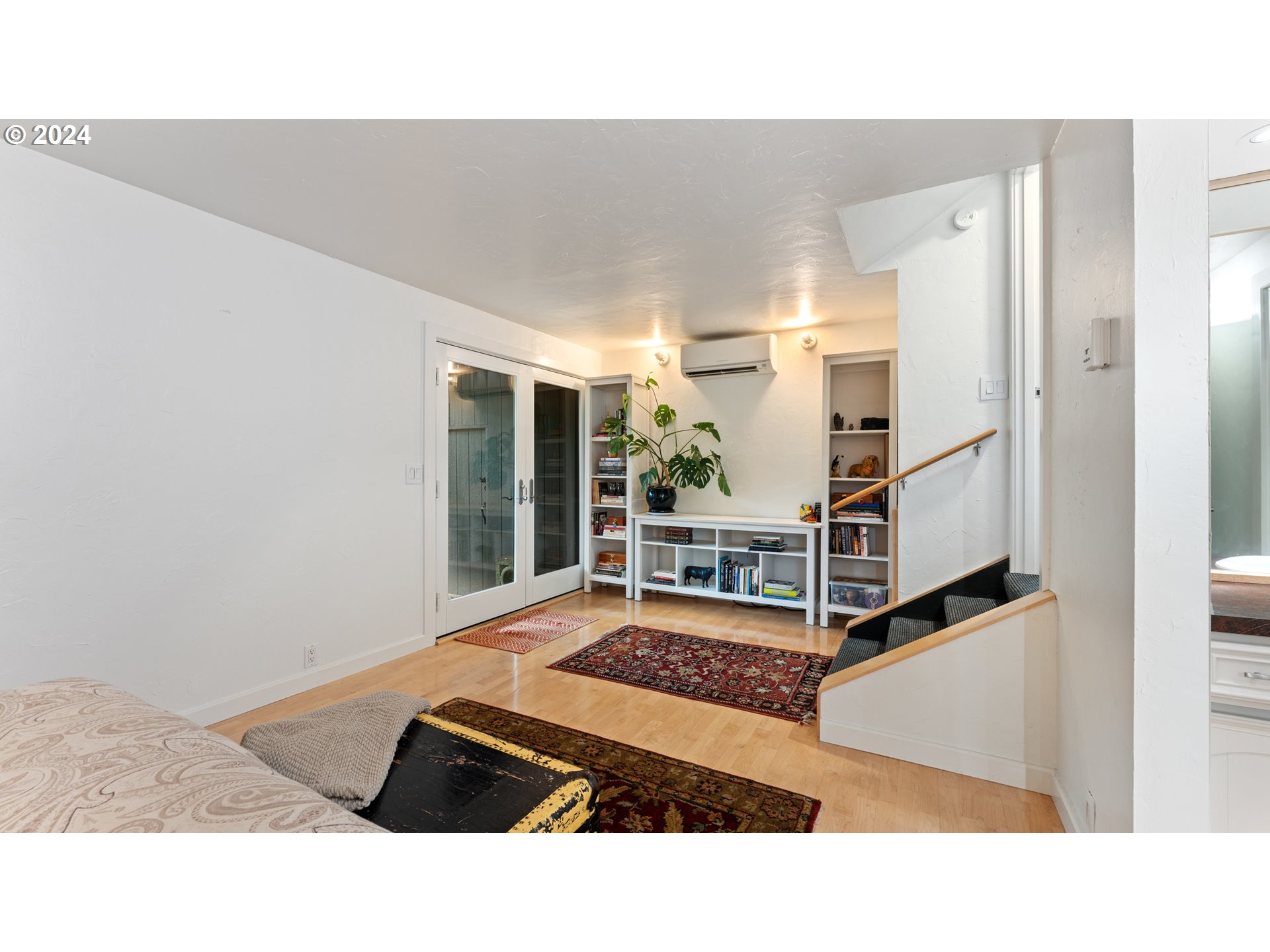 132 Brae Burn Drive Eugene, OR 97405 - Photo 30 of 42 a living room with furniture
