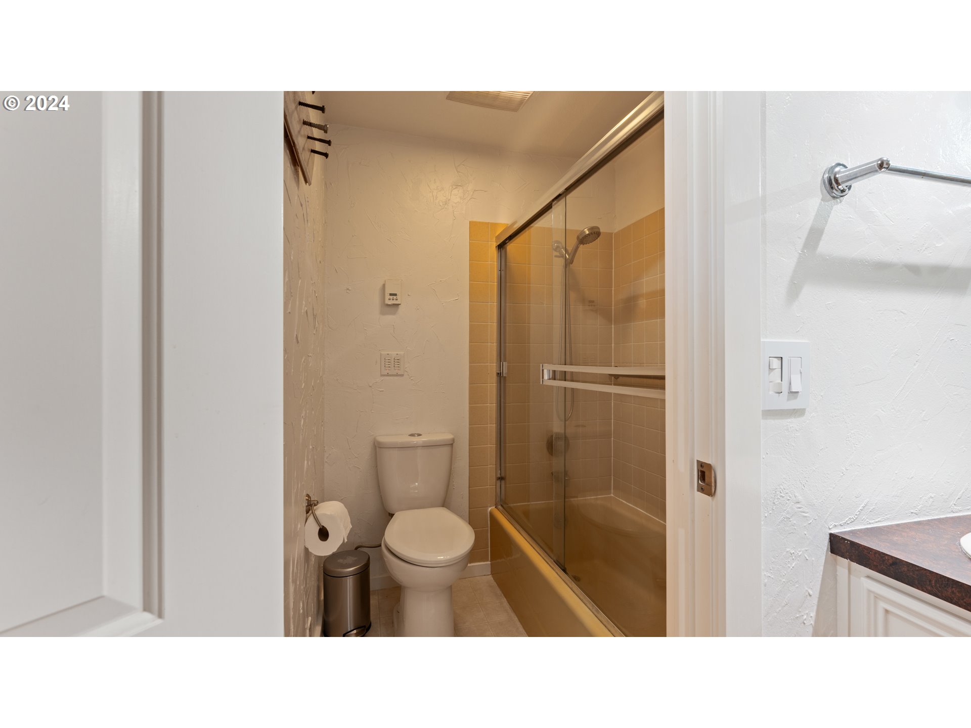 132 Brae Burn Drive Eugene, OR 97405 - Photo 33 of 42 a bathroom with a sink and a mirror