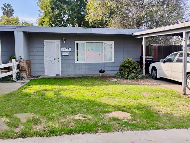 a view of a backyard with a garden and plants
