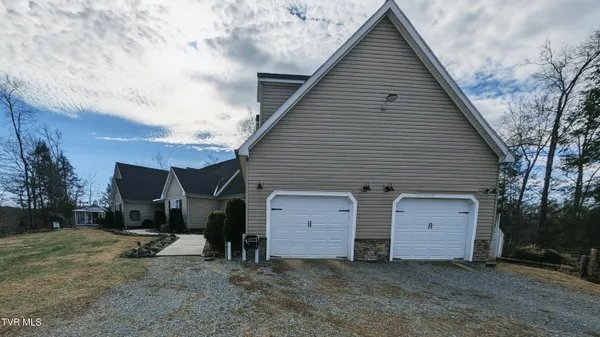 $550,000 | 348 Lakewood Drive, Clintwood, VA 24228