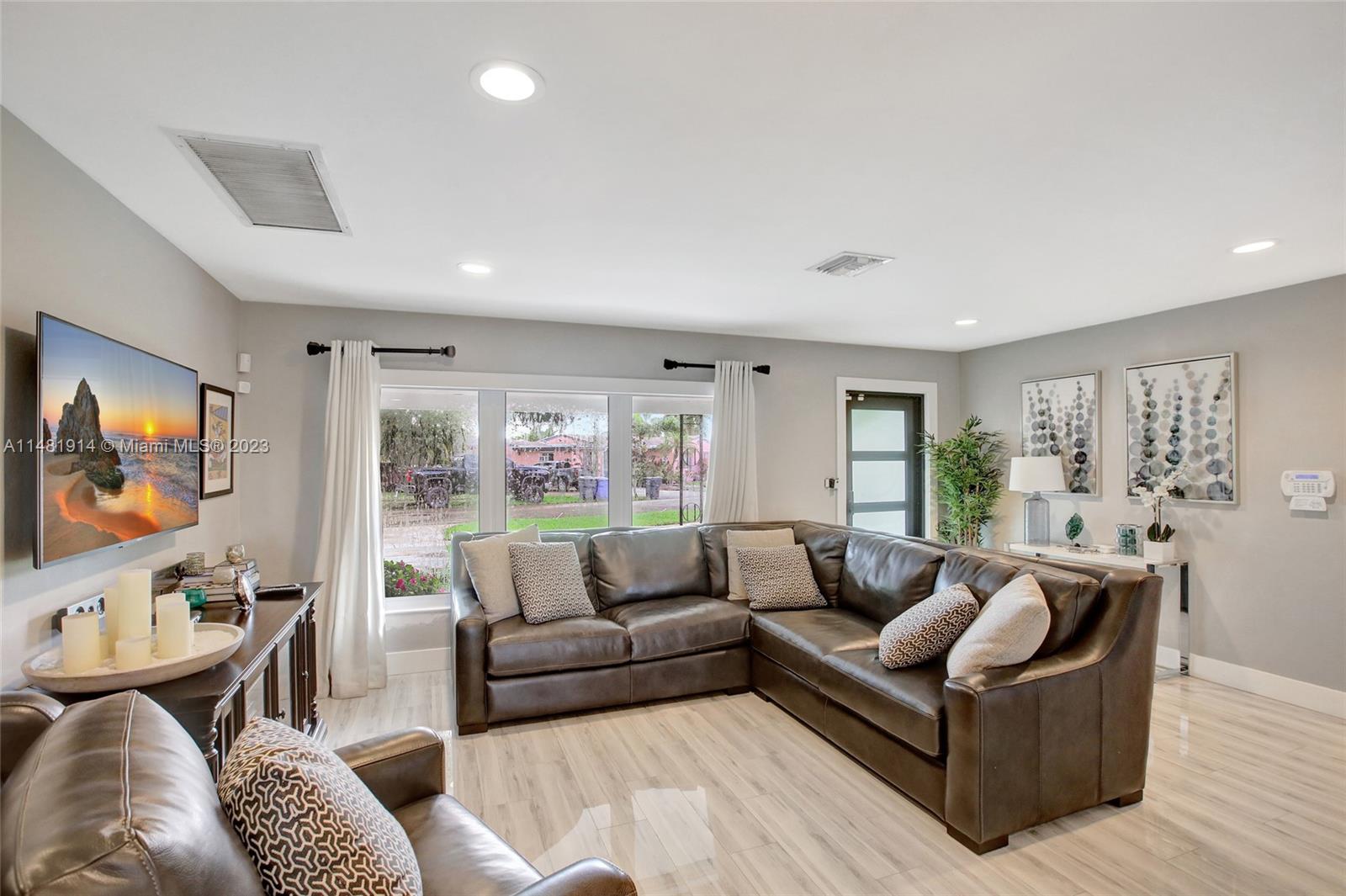 1326 North 30th Road Hollywood, FL 33021 - Photo 8 of 29 Gallery Image 8