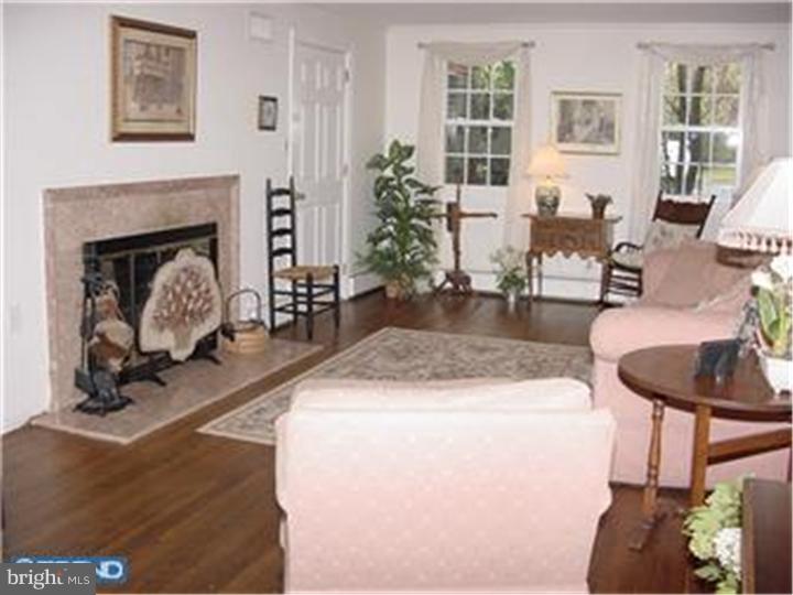 7110 Sherwood Road Philadelphia, PA 19151 - Photo 4 of 23 Living Room