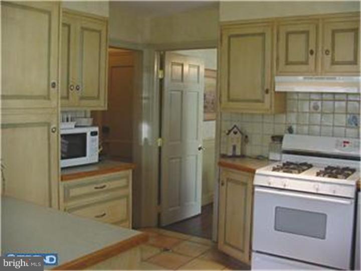 7110 Sherwood Road Philadelphia, PA 19151 - Photo 6 of 23 Kitchen
