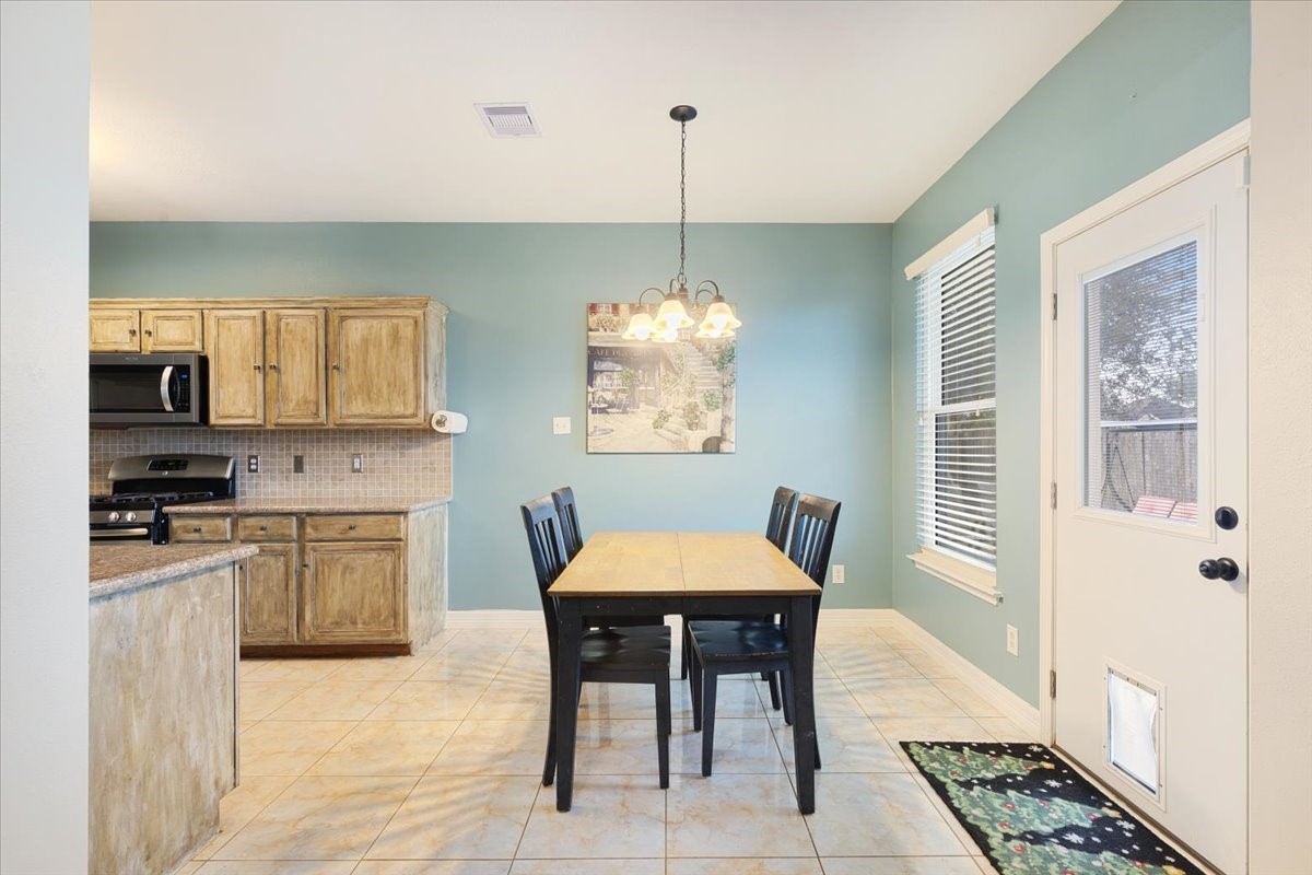 1202 Collier Point Lane Fresno, TX 77545 - Photo 8 of 29 The sunny breakfast nook overlooks the backyard and provides a warm, inviting space for casual meals.