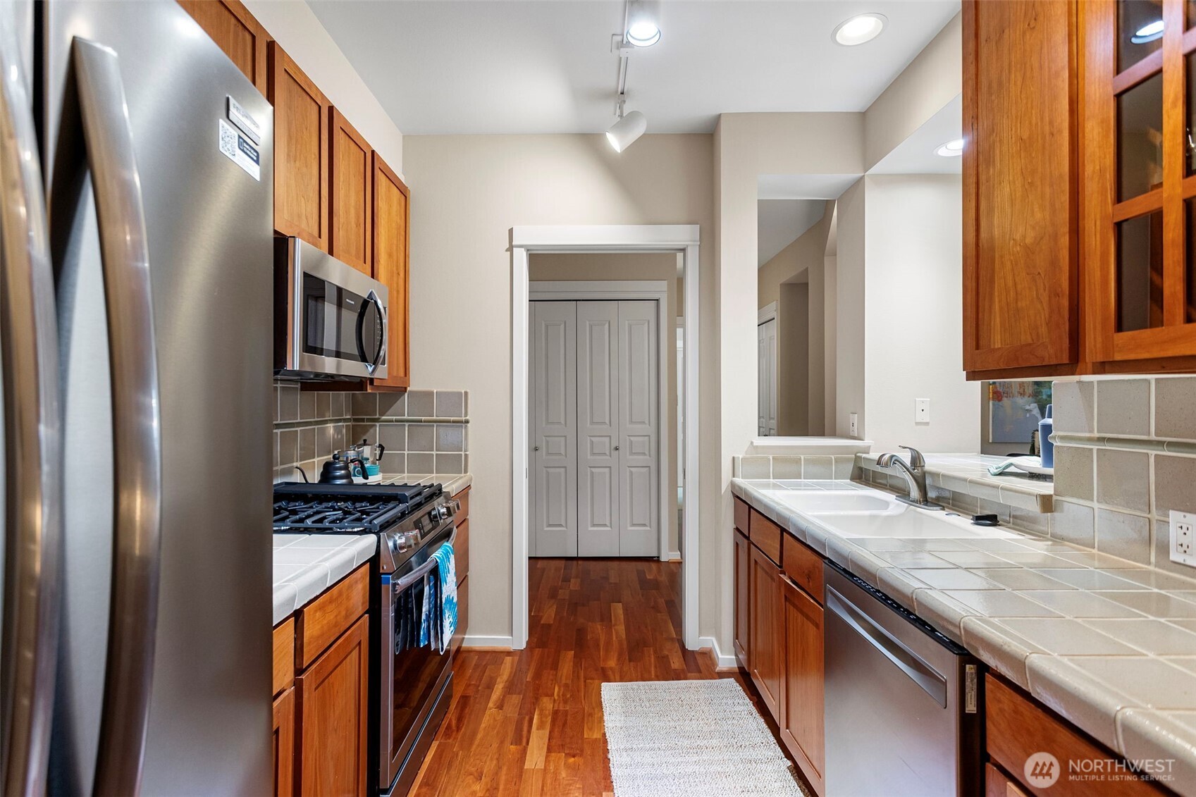 1900 Alaskan Way, Unit 514 Seattle, WA 98101 - Photo 18 of 36