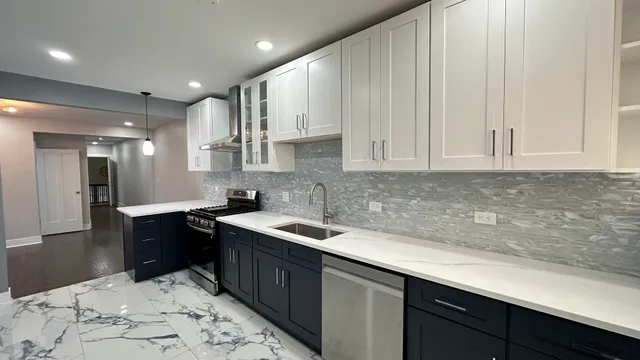 $2,400 | 5226 North Bernard Street, Unit 1, Chicago, IL 60625