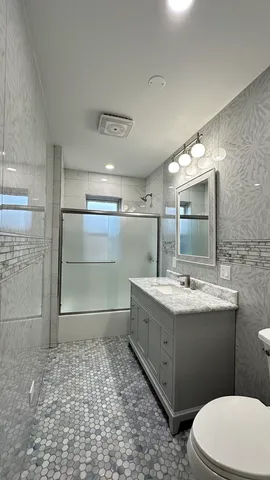 $2,400 | 5226 North Bernard Street, Unit 1, Chicago, IL 60625