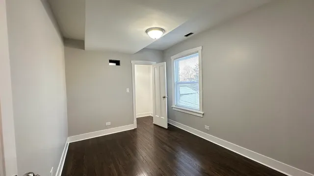 $2,400 | 5226 North Bernard Street, Unit 1, Chicago, IL 60625