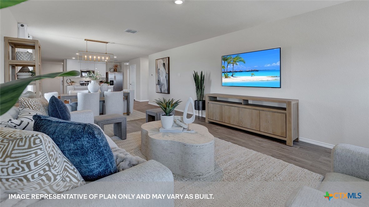 401 Wild Goose Drive Luling, TX 78648 - Photo 23 of 34 a living room with furniture