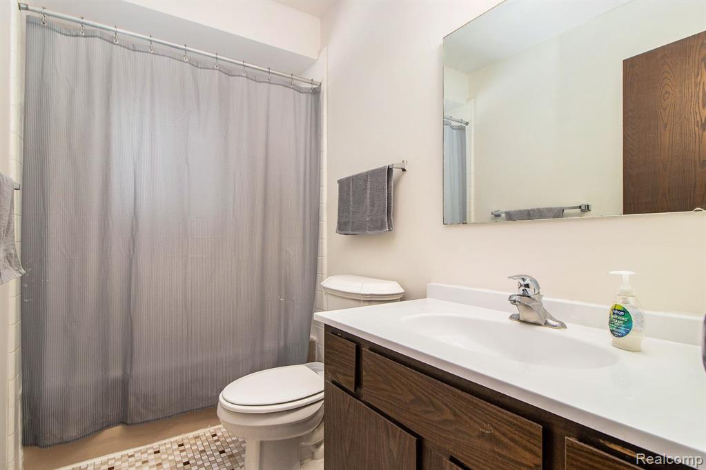 2330 Keith Road West Bloomfield, MI 48324 - Photo 13 of 23 Gallery Image 13