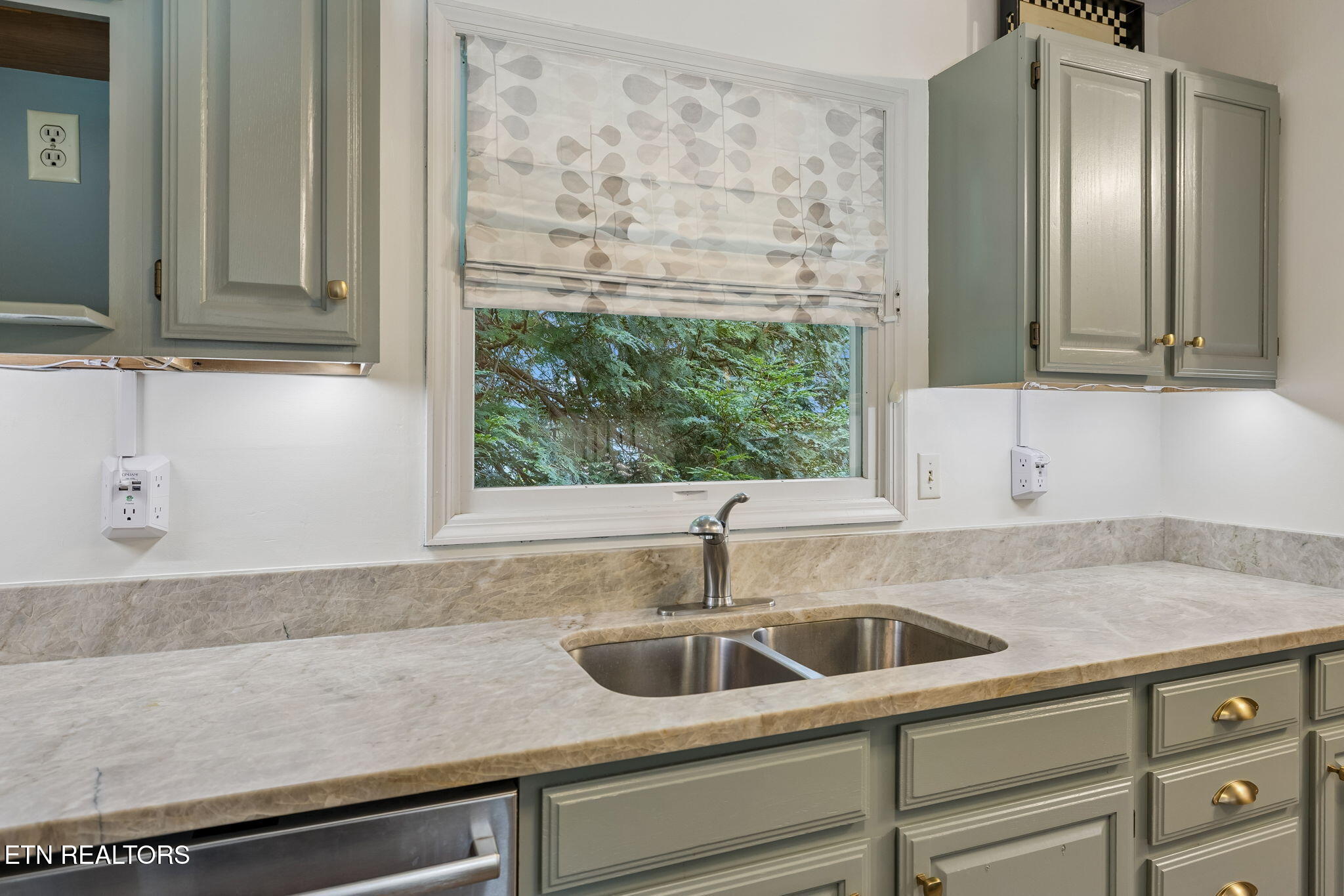 10033 Bluegrass Road Knoxville, TN 37922 - Photo 11 of 41 Deep Double Sink