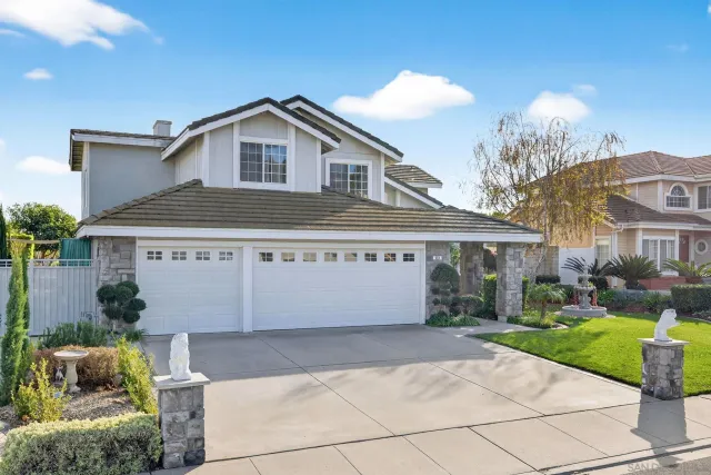 a view of a yard in front of house