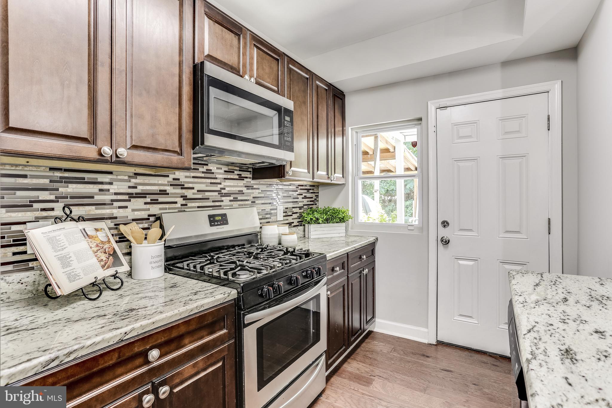 2404 West Cold Spring Lane Baltimore, MD 21215 - Photo 4 of 35 Natural Gas Oven with Back-splash