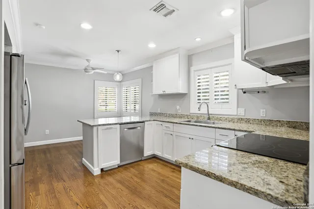 $565,000 | 214 Robinhood Place, San Antonio, TX 78209