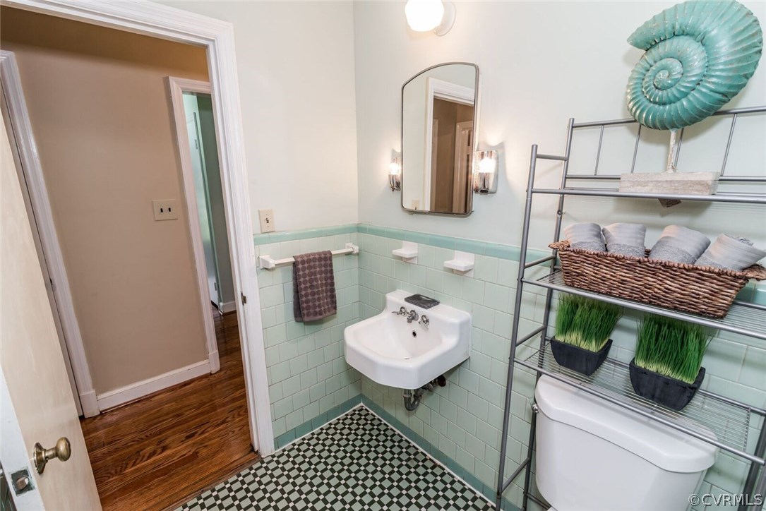 6008 Brookfield Road Richmond, VA 23227 - Photo 27 of 28 a bathroom with a sink toilet and a mirror