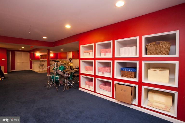 9531 Warfield Road Gaithersburg, MD 20882 - Photo 16 of 29 Recreation room