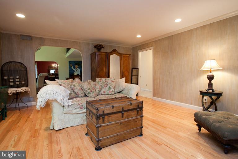 9531 Warfield Road Gaithersburg, MD 20882 - Photo 17 of 29 Den