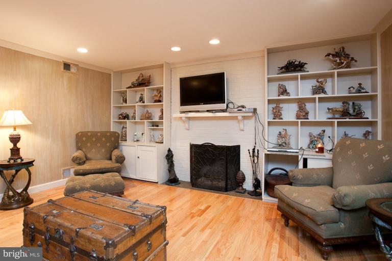 9531 Warfield Road Gaithersburg, MD 20882 - Photo 25 of 29 Den