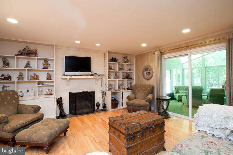 9531 Warfield Road Gaithersburg, MD 20882 - Photo 27 of 29 Den