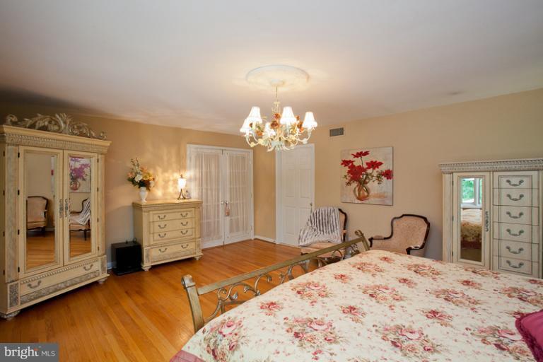 9531 Warfield Road Gaithersburg, MD 20882 - Photo 8 of 29 Bedroom (Master)