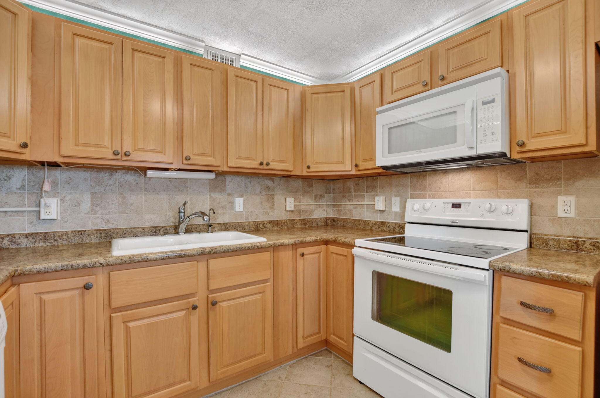 2049 Ventnor Crescent, Unit 2049 Deerfield Beach, FL 33442 - Photo 4 of 42 10-web-or-mls-DSC_1169