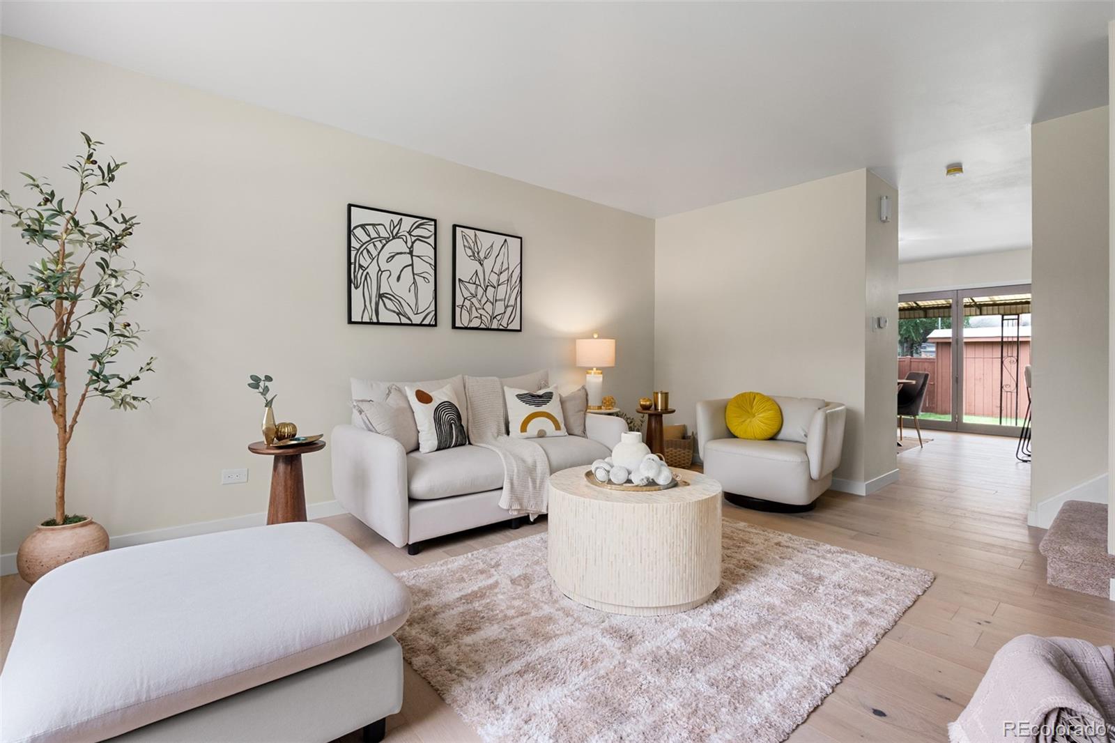 367 North Clarkson Street Denver, CO 80218 - Photo 3 of 50 a living room with furniture and breakfast area