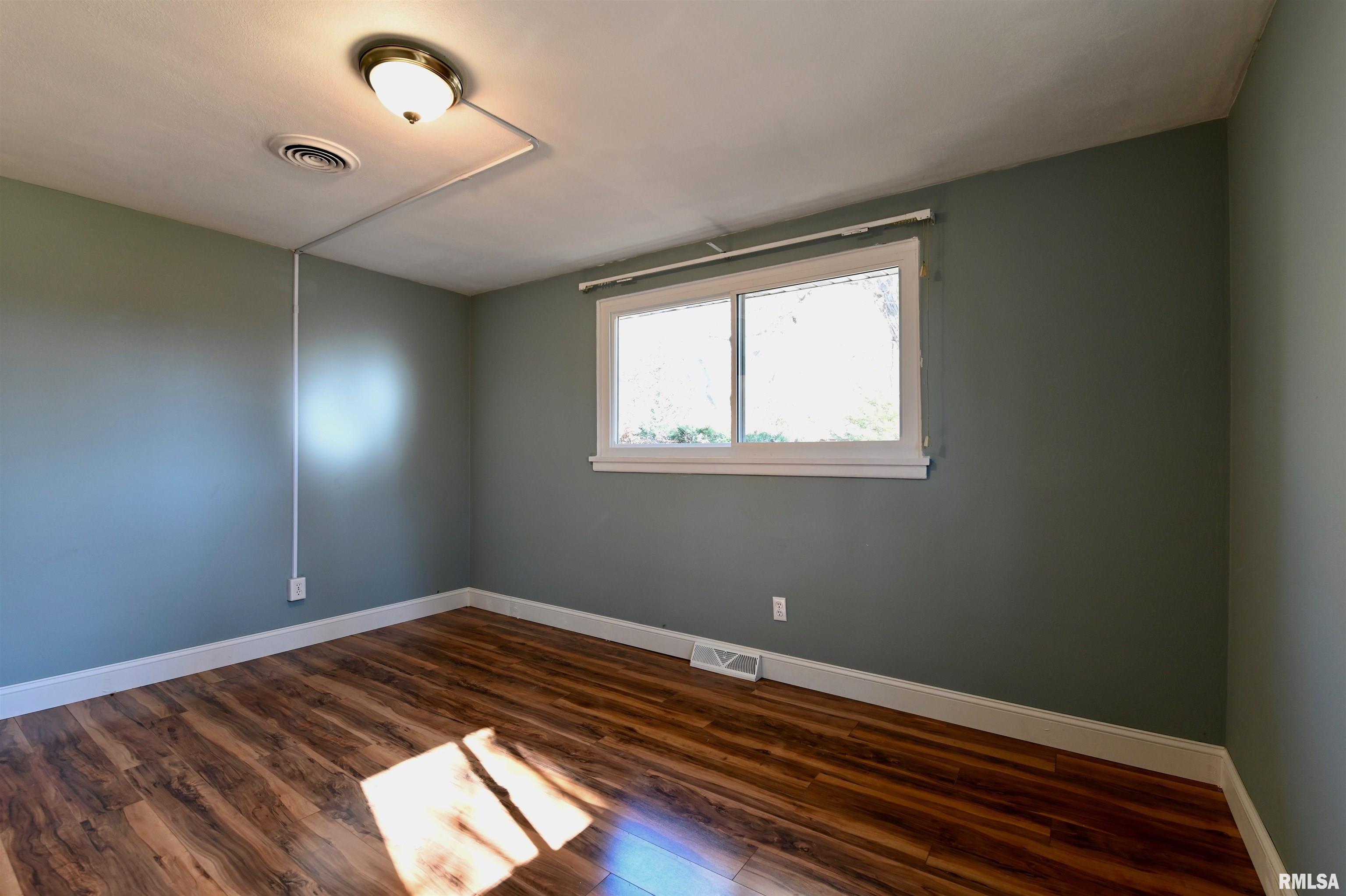 2736 West Overhill Road Peoria, IL 61615 - Photo 12 of 23 Gallery Image 12